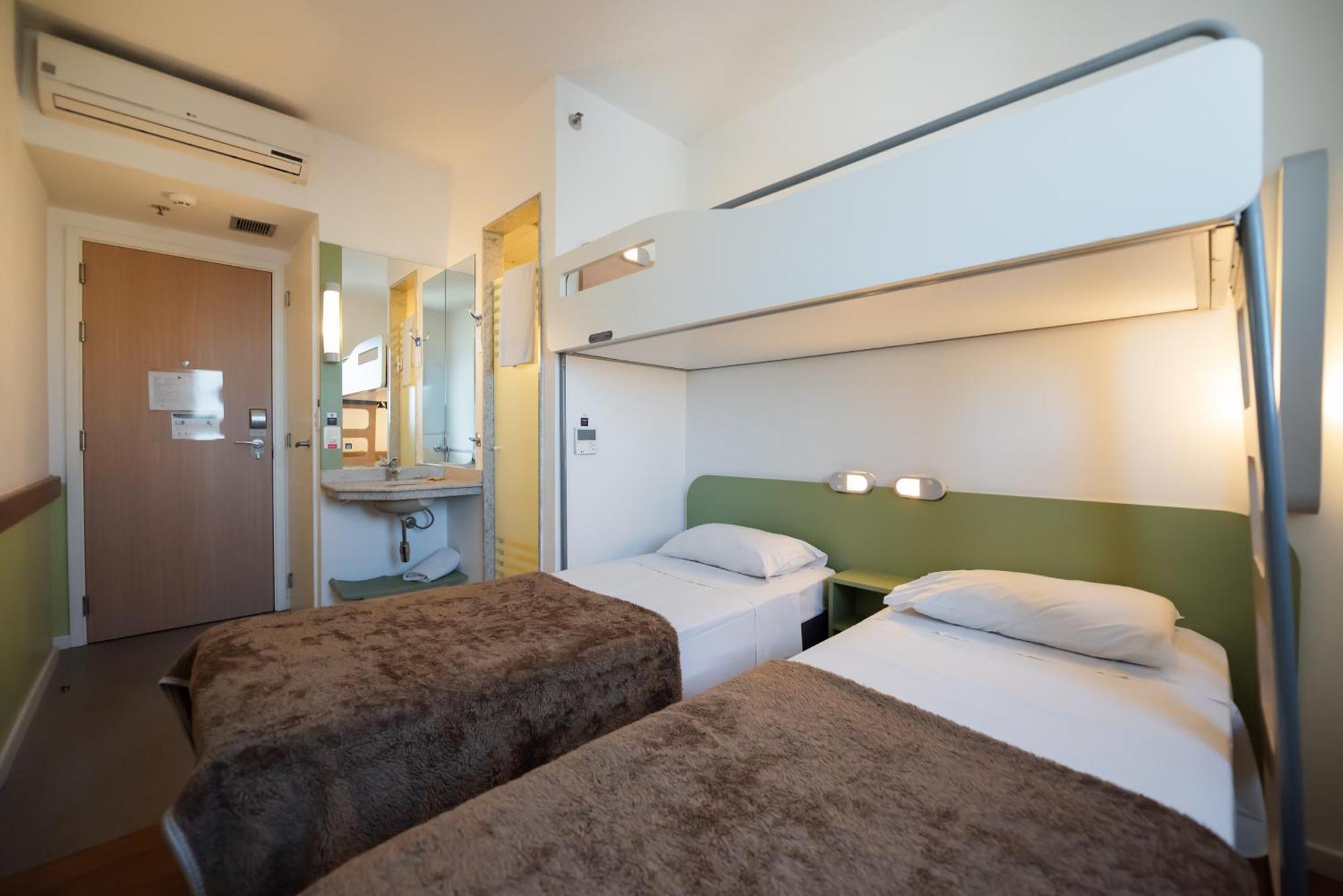 Quarto Standard com 2 Camas de Solteiro e 1 Beliche